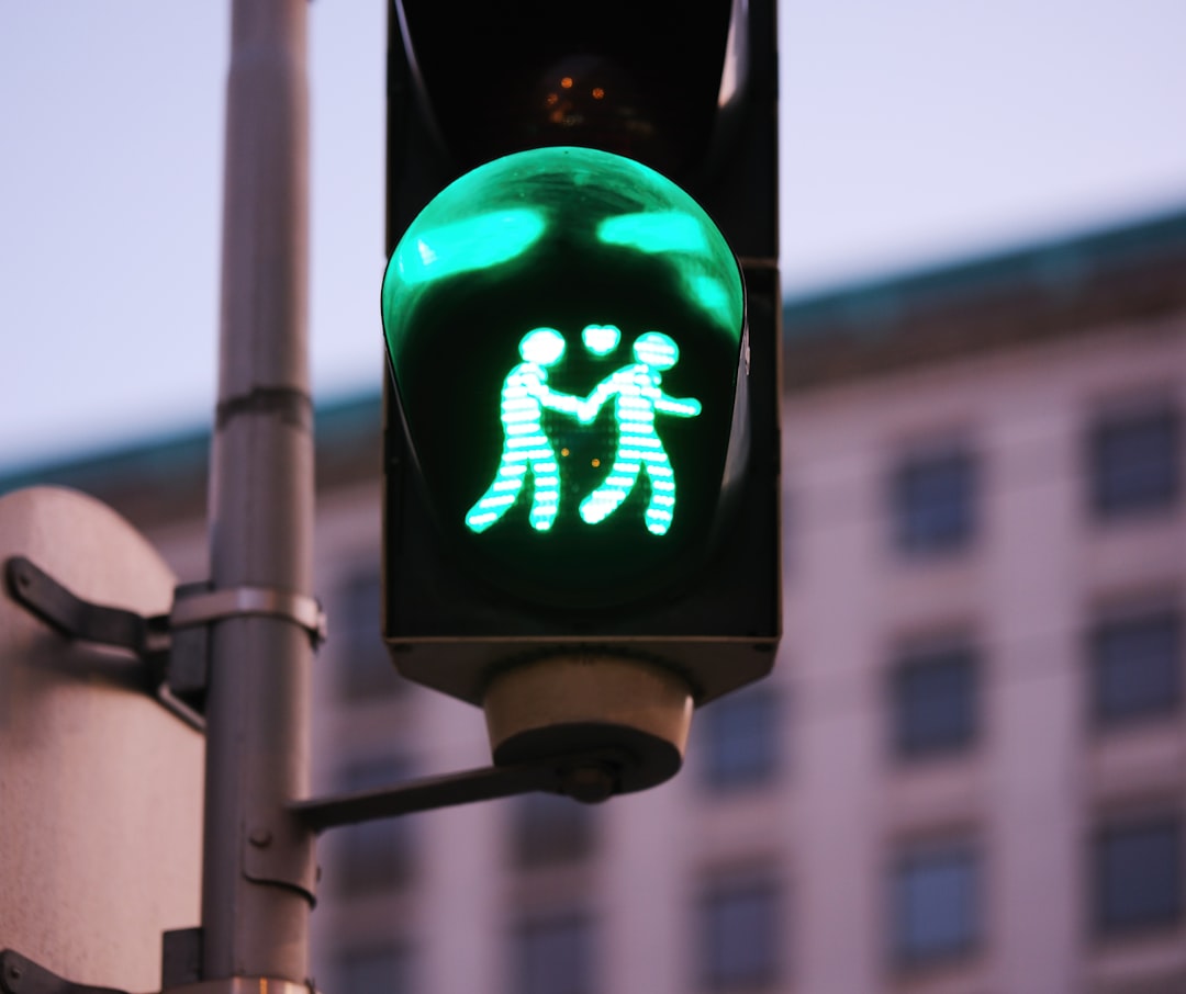 Icon representing IT consulting, showing two people discussing with a lightbulb idea.